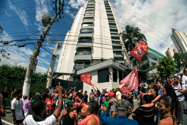 Militantes fazem vigília em frente ao prédio de Lula, em protesto contra a prisão do ex-presidente, em São Bernardo do Campo