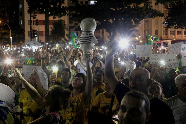 Manifestantes protestam contra o ex-presidente Lula na praia de Copacabana, no Rio de Janeiro - 03/04/2018