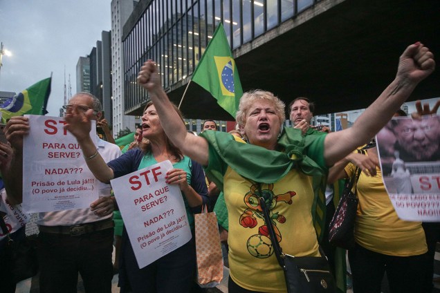 Manifestantes protestam contra o ex-presidente Lula na Avenida Paulista, em São Paulo,