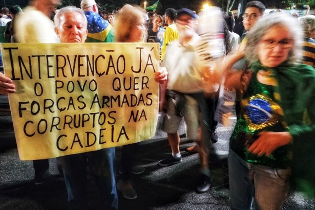 Manifestantes protestam contra o ex-presidente Lula, na Avenida Paulista em São Paulo - 03/04/2018