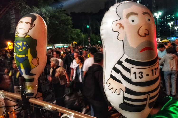 Manifestantes protestam contra o ex-presidente Lula, na Avenida Paulista em São Paulo - 03/04/2018