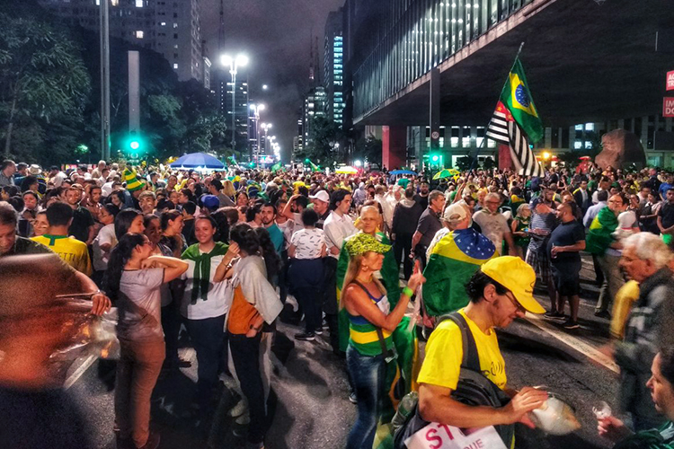 Manifestantes protestam contra o ex-presidente Lula, na Avenida Paulista em São Paulo - 03/04/2018