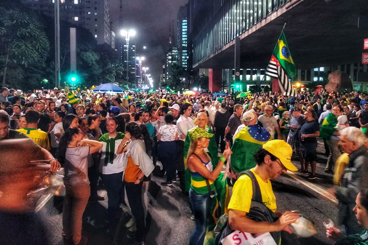 Manifestantes protestam contra o ex-presidente Lula
