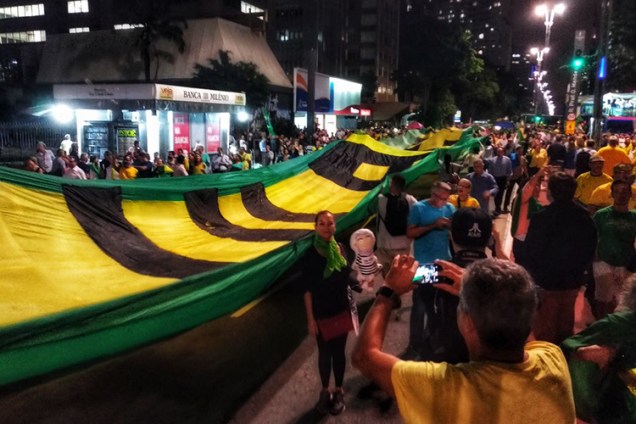 Manifestantes protestam contra o ex-presidente Lula, na Avenida Paulista em São Paulo - 03/04/2018