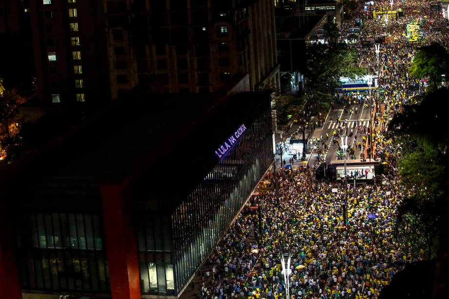 Manifestantes protestam contra o ex-presidente Lula, na Avenida Paulista em São Paulo - 03/04/2018