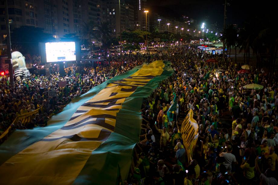 Manifestantes protestam contra o ex-presidente Lula na praia de Copacabana, no Rio de Janeiro - 03/04/2018