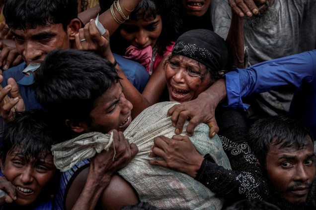 Refugiados rohingya são registrados em um momento de luta e desespero por ajuda no acampamento de Cox's Bazar, no Bangladesh - 24/09/2017