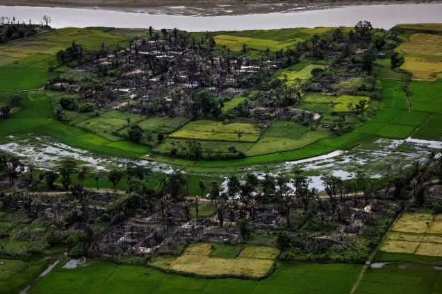 Os restos de uma aldeia Rohingya queimada são vistos nesta fotografia aérea perto de Maungdaw, norte do estado de Rakhine, em Myanmar - 27/09/2017