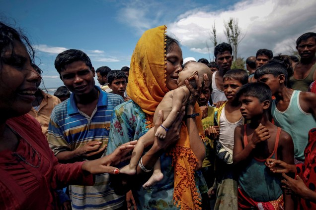 Hamida, uma rohingya refugiada em Bangladesh, chora ao segurar o filho de 40 dias de vida morto nos braços, depois que o barco em que viajavam virou antes de chegar à costa em Shah Porir Dwip, Teknaf - 14/09/20147