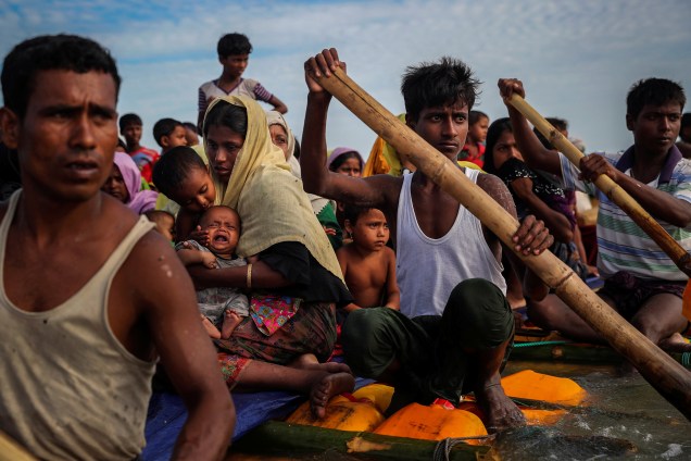 Refugiados rohingya cruzam o rio Naf com uma jangada improvisada para chegar a Teknaf, no Bangladesh - 12/11/2017