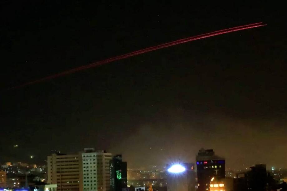 Rastro de fogo no céu de Damasco durante ataque americano, francês e britânico à Síria - 13/4/2018 Rastro de fogo no céu de Damasco durante ataque americano, francês e britânico à Síria - 13/4/2018