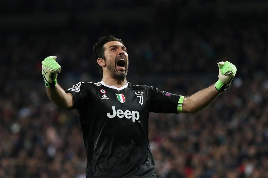 O goleiro Buffon comemora gol da Juventus contra o Real Madrid