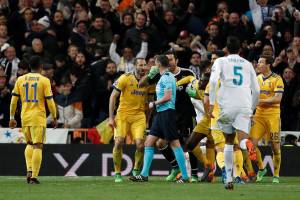 Jogadores da Juventus discutem com árbitro após pênalti marcado nos acréscimos