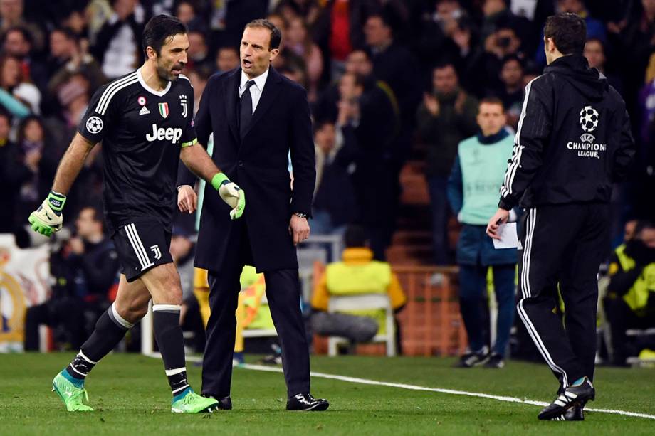O goleiro Buffon, da Juventus, sai de campo após ser expulso no final da partida contra o Real Madrid