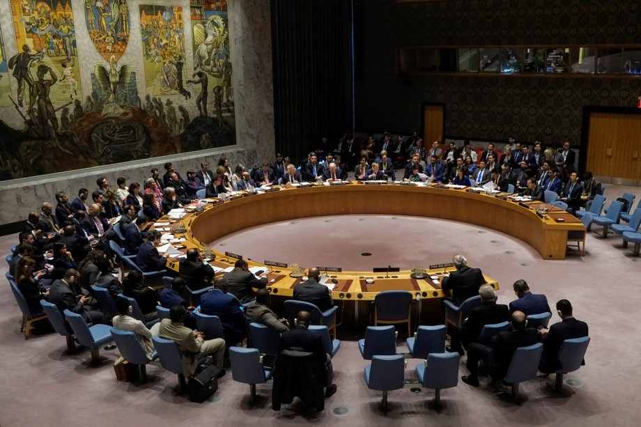 O Conselho de Segurança da ONU realiza uma reunião a pedido da Rússia para discutir as ações militares realizadas pelos Estados Unidos, França e Grã-Bretanha na Síria em resposta a um suspeito ataque de armas químicas. A Rússia distribuiu um projeto de resolução pedindo a condenação da ação militar, mas o embaixador da Grã-Bretanha disse que os ataques eram "tanto legais quanto legais" para aliviar o sofrimento humanitário na Síria - 14/04/2018