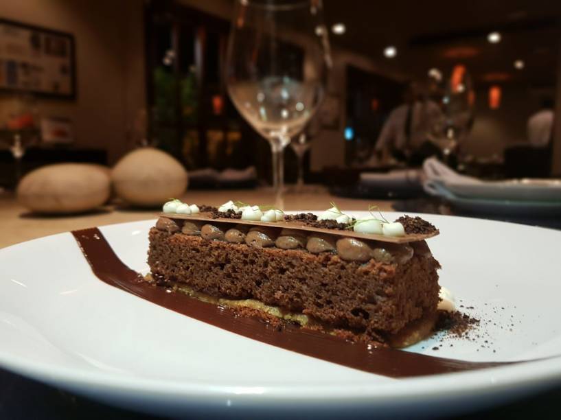 Sobremesa: Bolo de chocolate, shortbread de amendoim e chantilly meio amargo