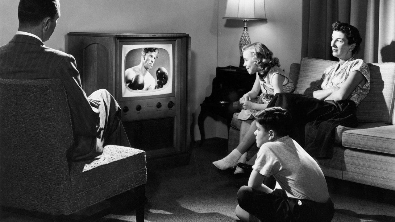 Família assiste televisão em residência - 1950