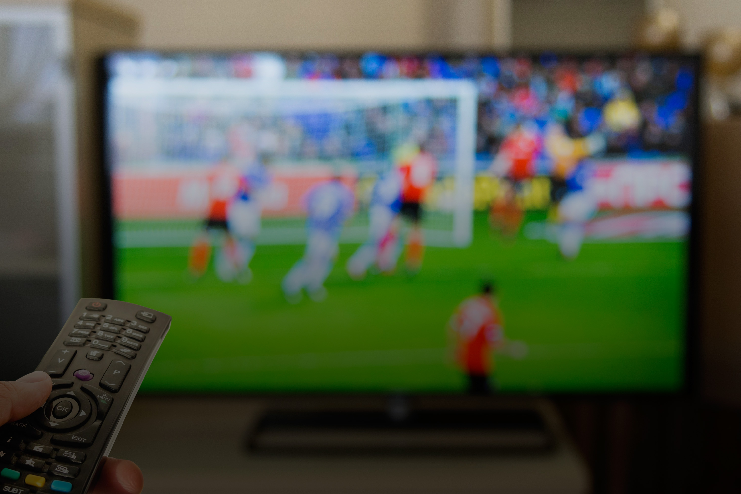 Televisão com jogo de futebol