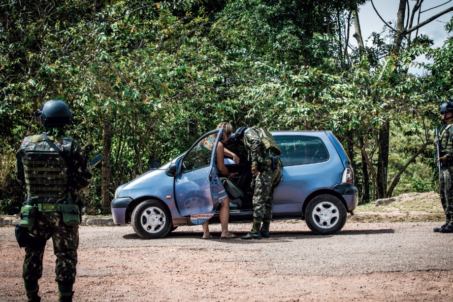 Vistoria - Militares do Exército revistam carro na estrada que conecta Boa Vista a Manaus para coibir a entrada de armas