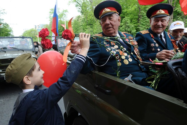 Menino presenteia com flores veterano de guerra durante comemoração do 73º aniversário da vitória russa contra o Nazismo na Segunda Guerra em Rostov-on-Don - 09/05/2018