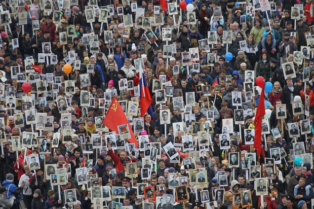 Pessoas carregam fotos dos soldados que participaram do Regimento Imortal em comemoração do 73º aniversário da vitória russa contra o Nazismo na Segunda Guerra em Rostov-on-Don - 09/05/2018