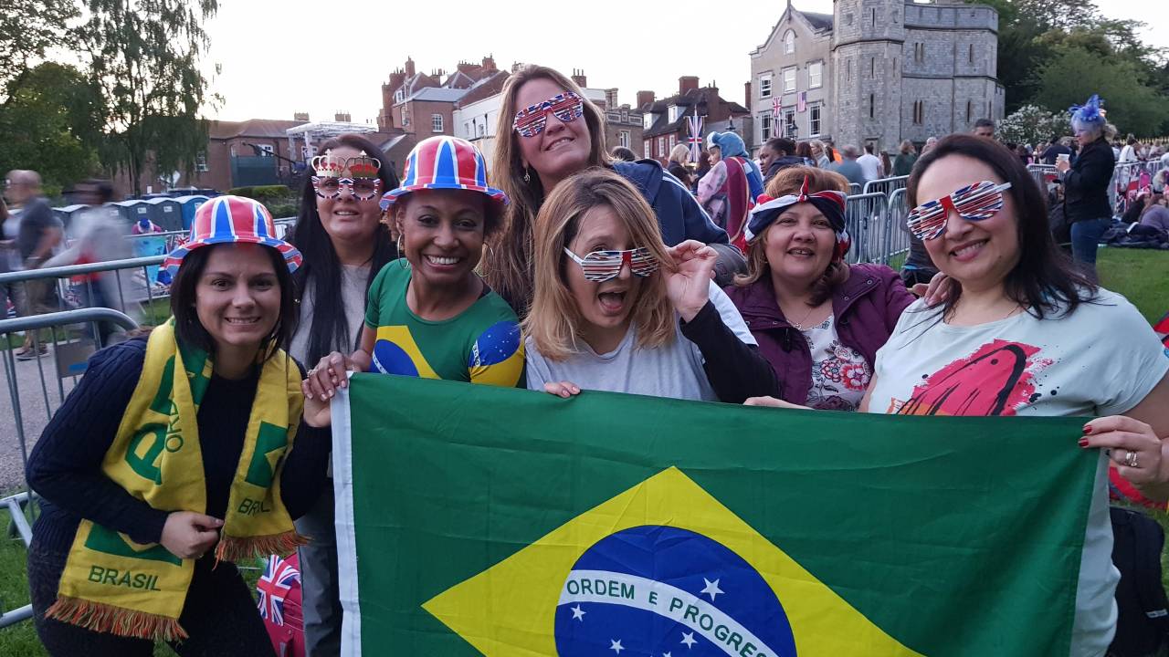Brasileiros acampam nos arredores do Castelo de Windsor para o casamento do príncipe Harry com Meghan Markle