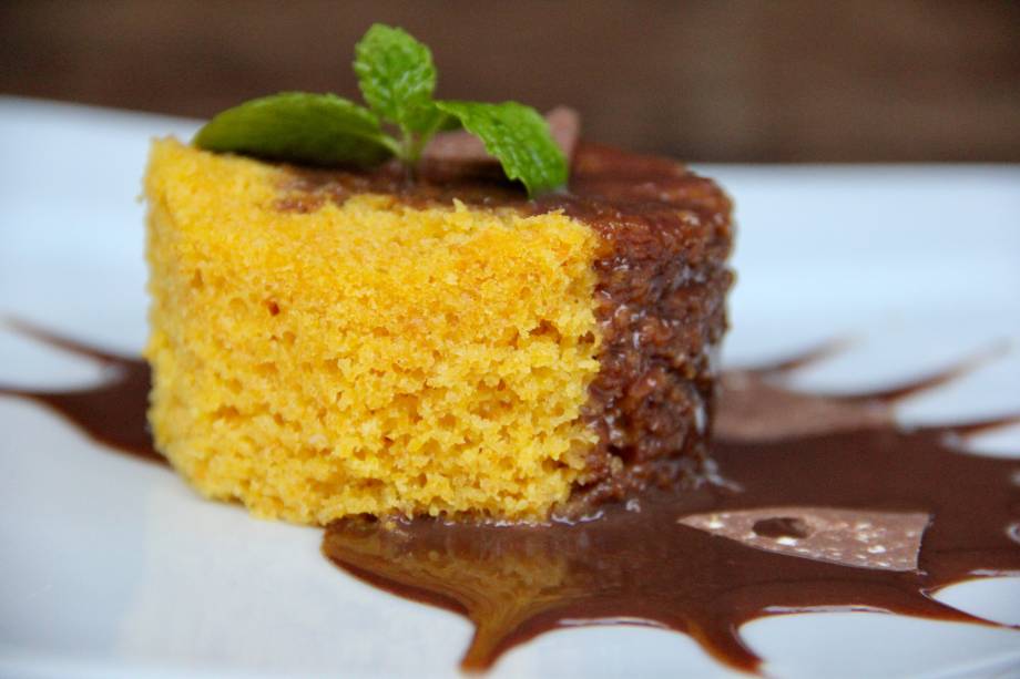 Almoço: Bolo de cenoura com brigadeiro como sobremesa