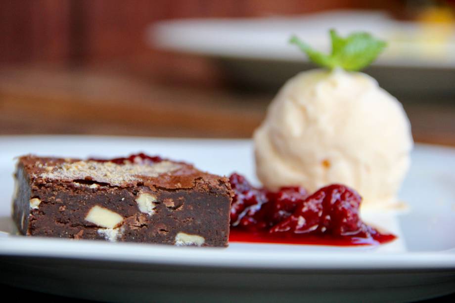 Jantar: Brownie com calda de frutas vermelhas como sobremesa