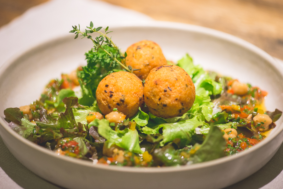 Grand Cru: Bolinho de bacalhau na etapa entrada do almoço