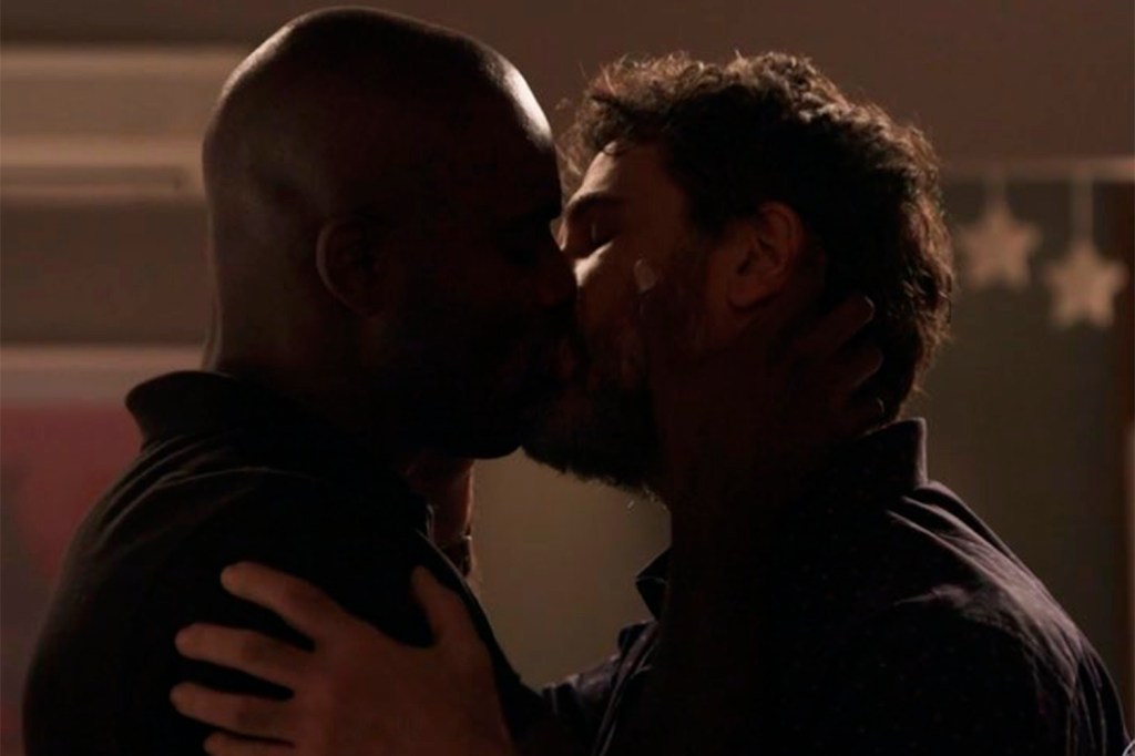 Cido (Rafael Zulu) e Samuel (Eriberto Leão) se beijam em 'O Outro Lado do Paraíso'