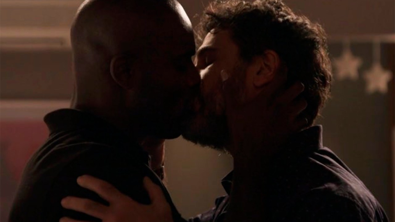 Cido (Rafael Zulu) e Samuel (Eriberto Leão) se beijam em 'O Outro Lado do Paraíso'
