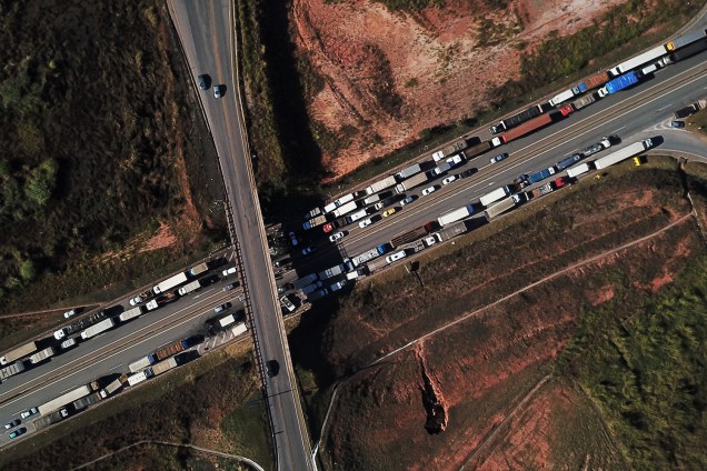 Vista aérea mostra a rodovia BR-262, em Juatuba (MG), bloqueia por caminhões durante greve, em protesto contra o aumento do preço dos combustíveis - 23/05/2018