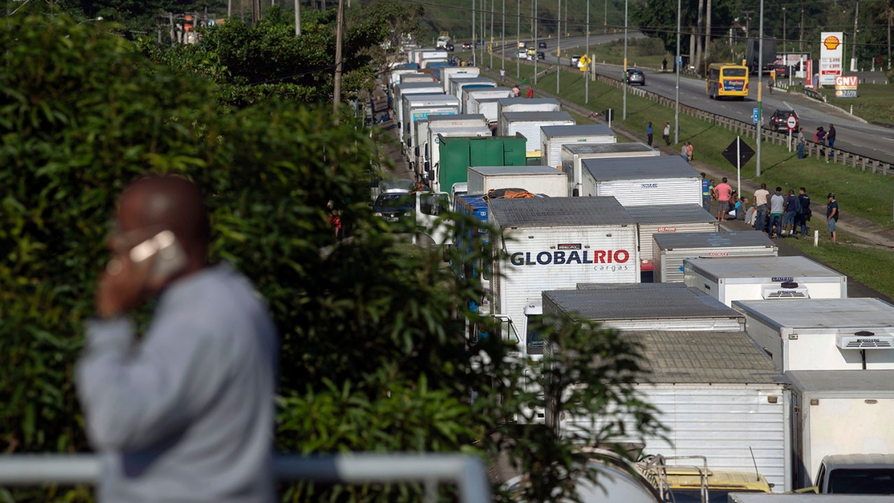 Caminhoneiros bloqueiam a BR-116, próximo da cidade de Magé (RJ), durante greve em protesto contra o aumento do preço dos combustíveis - 23/05/2018