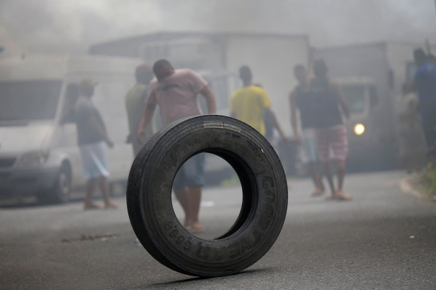 Caminhoneiros bloqueiam a BR-324, em Simões Filho (BA), durante greve em protesto contra o aumento do preço dos combustíveis - 23/05/2018