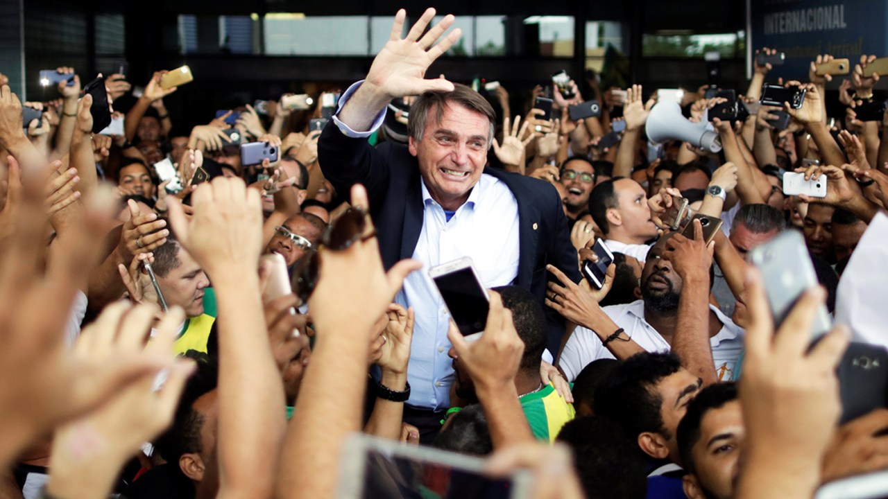 O candidato à presidência da República, Jair Bolsonaro, é ovacionado e carregado por apoiadores em sua chegada no Aeroporto Internacional de Salvador - 24/05/2018