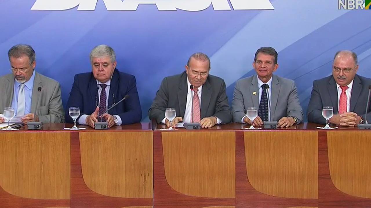 Ministros falam sobre ação das forças federais na greve dos caminhoneiros - 25/05/2018
