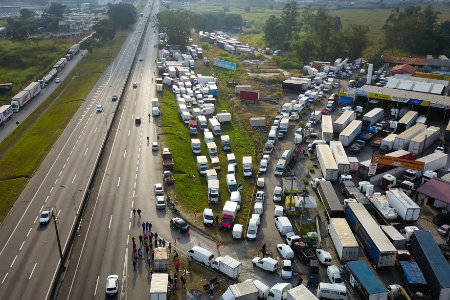 Protesto dos caminhoneiros contra o aumento do diesel na Via Dutra, na   região de Jacareí, no interior de São Paulo - 25/05/2018