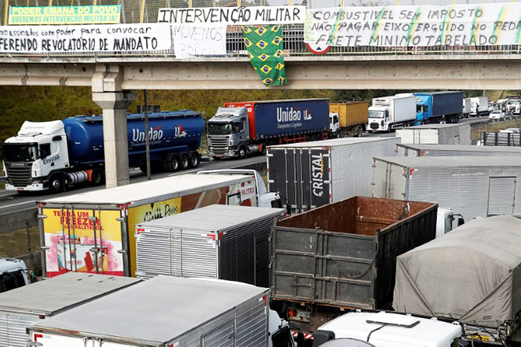 Protesto de caminhoneiros na Rodovia Régis Bittencourt (BR-116), em São Paulo (SP), durante o sexto dia de greve - 26/05/2018