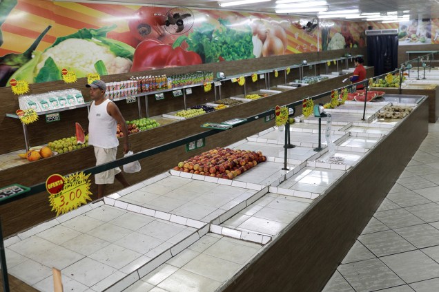 Supermercado com falta de itens para reposição nas prateleiras no Rio de Janeiro - 28/05/2018