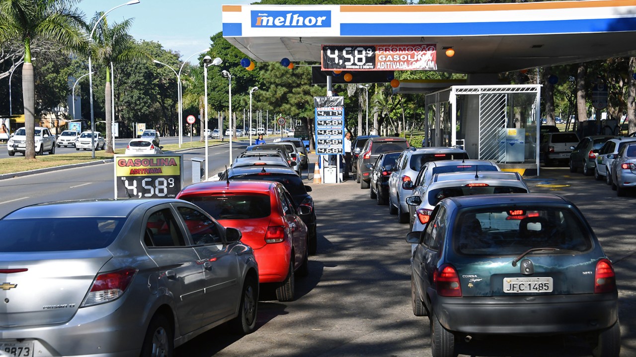 Veículos fazem fila em posto de combustíveis em Brasília (DF), durante o quarto dia da greve dos caminhoneiros - 24/05/2018