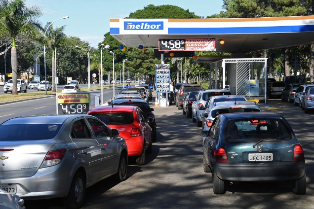 Veículos fazem fila em posto de combustíveis em Brasília (DF), durante o quarto dia da greve dos caminhoneiros - 24/05/2018