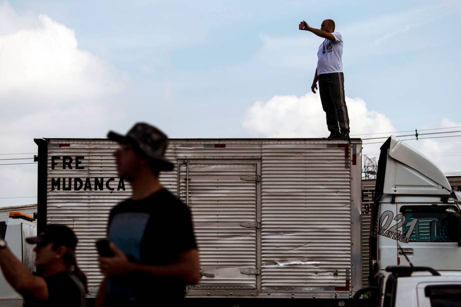 Caminhoneiros bloqueiam a rodovia BR-040, na altura da cidade de Duque de Caxias (RJ) - 24/05/2018