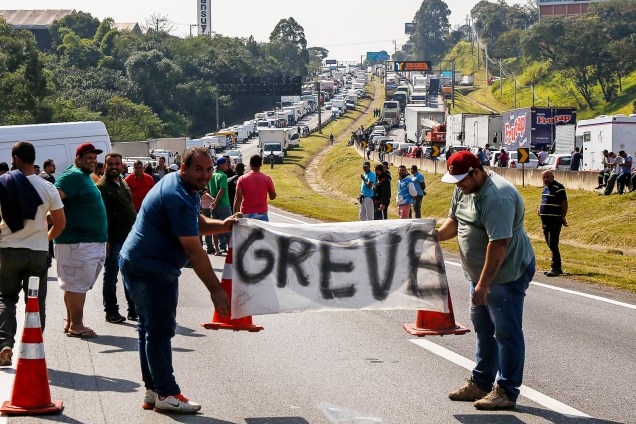 Caminhoneiros bloqueiam a rodovia Régis Bittencourt, em São Paulo (SP) - 24/05/2018