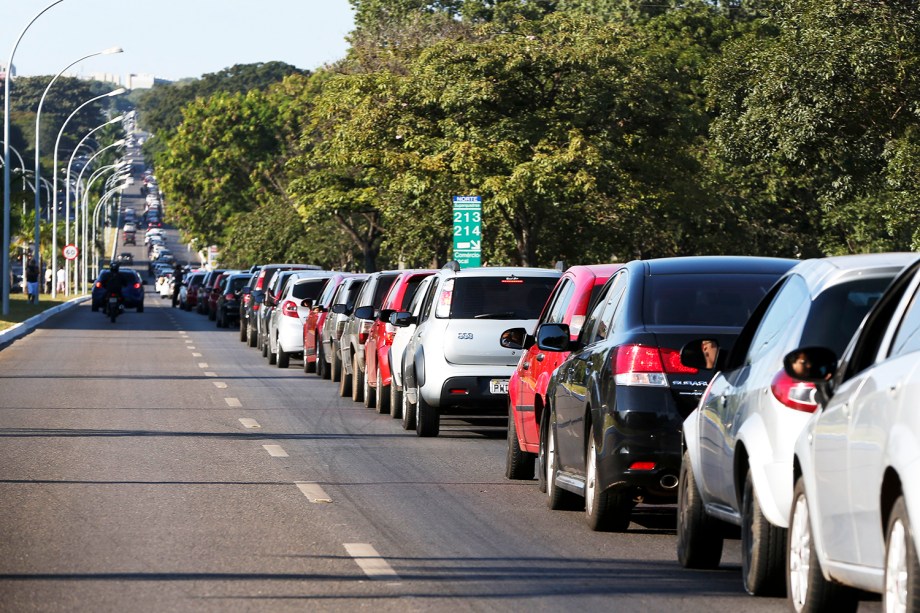 Brasilienses enfrentam até 4km de filas para abastecer em posto de combustíveis que vende gasolina a R$ 2,98, no quarto dia da greve dos caminhoneiros - 24/05/2018