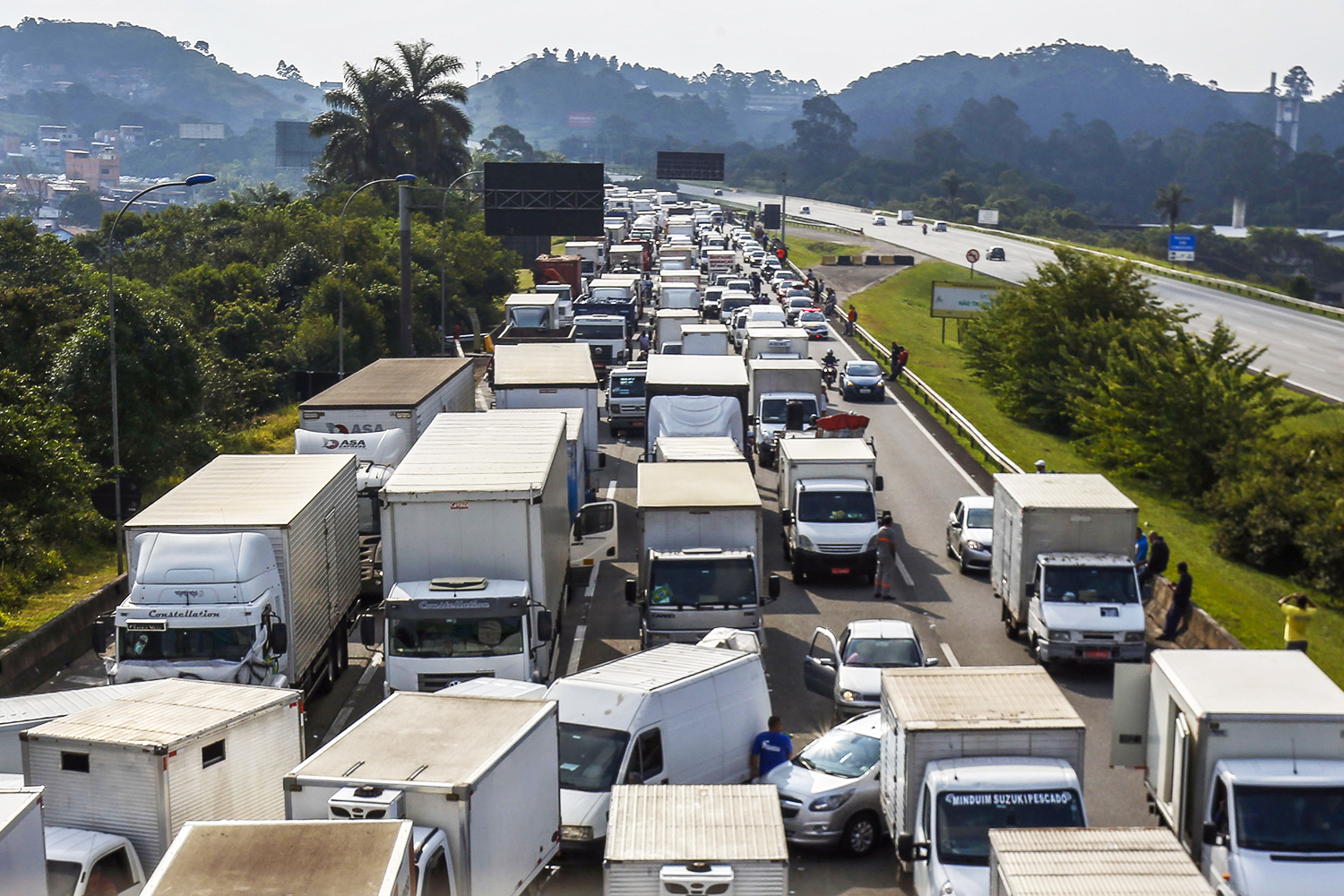 Caminhoneiros bloqueiam a Rodovia dos Imigrantes, em São Paulo (SP), durante o quarto dia de greve – 24/05/2018