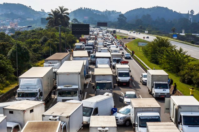 Caminhoneiros bloqueiam a Rodovia dos Imigrantes, em São Paulo (SP), durante o quarto dia de greve - 24/05/2018