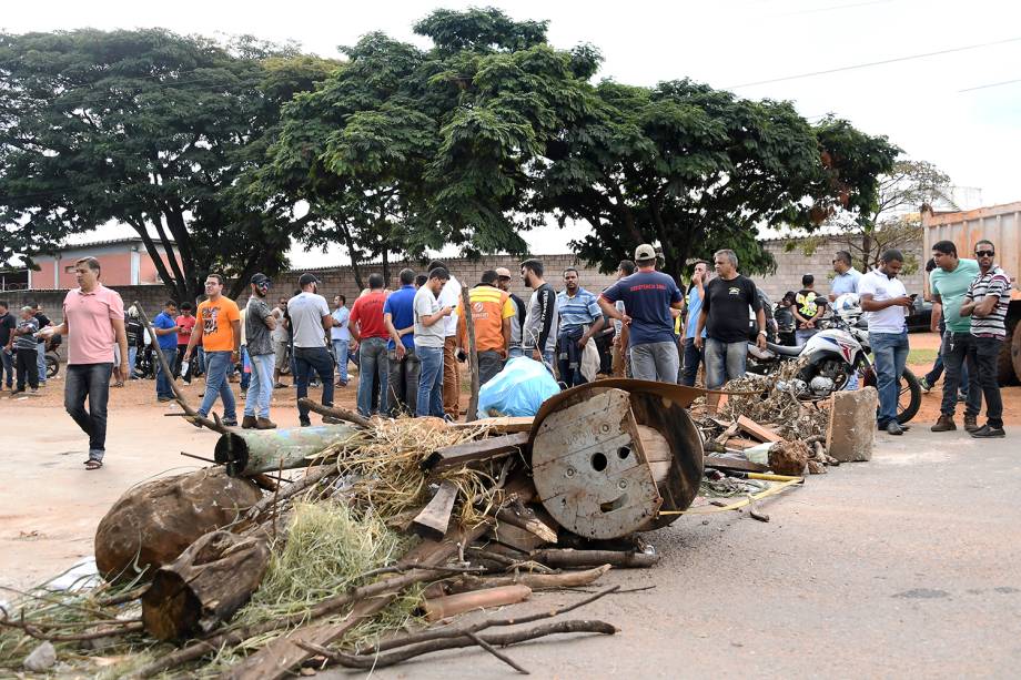 Grupo de caminhoneiros bloqueiam estradas em Brasília (DF) - 24/05/2018