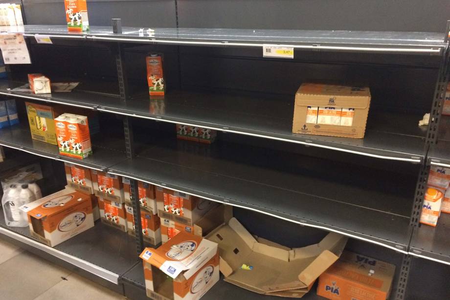 Prateleira com poucos produtos em supermercado de Porto Alegre (RS). Consumidores reclamam da falta de alguns itens nos comércios, causada pela greve dos caminhoneiros - 24/05/2018