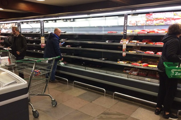 Prateleira com poucos produtos em supermercado de Porto Alegre (RS). Consumidores reclamam da falta de alguns itens nos comércios, causada pela greve dos caminhoneiros - 24/05/2018