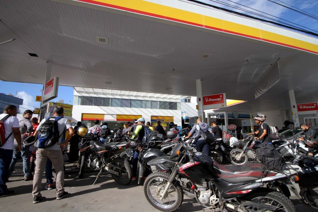 Motociclistas formam filas em posto de combustíveis no Recife (PE) durante a greve dos caminhoneiros - 24/05/2018